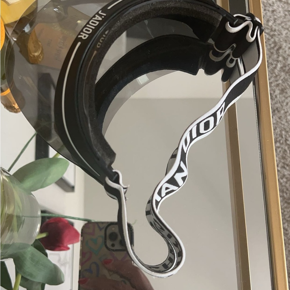 Use Christian Dior visor - Picture 5 of 8